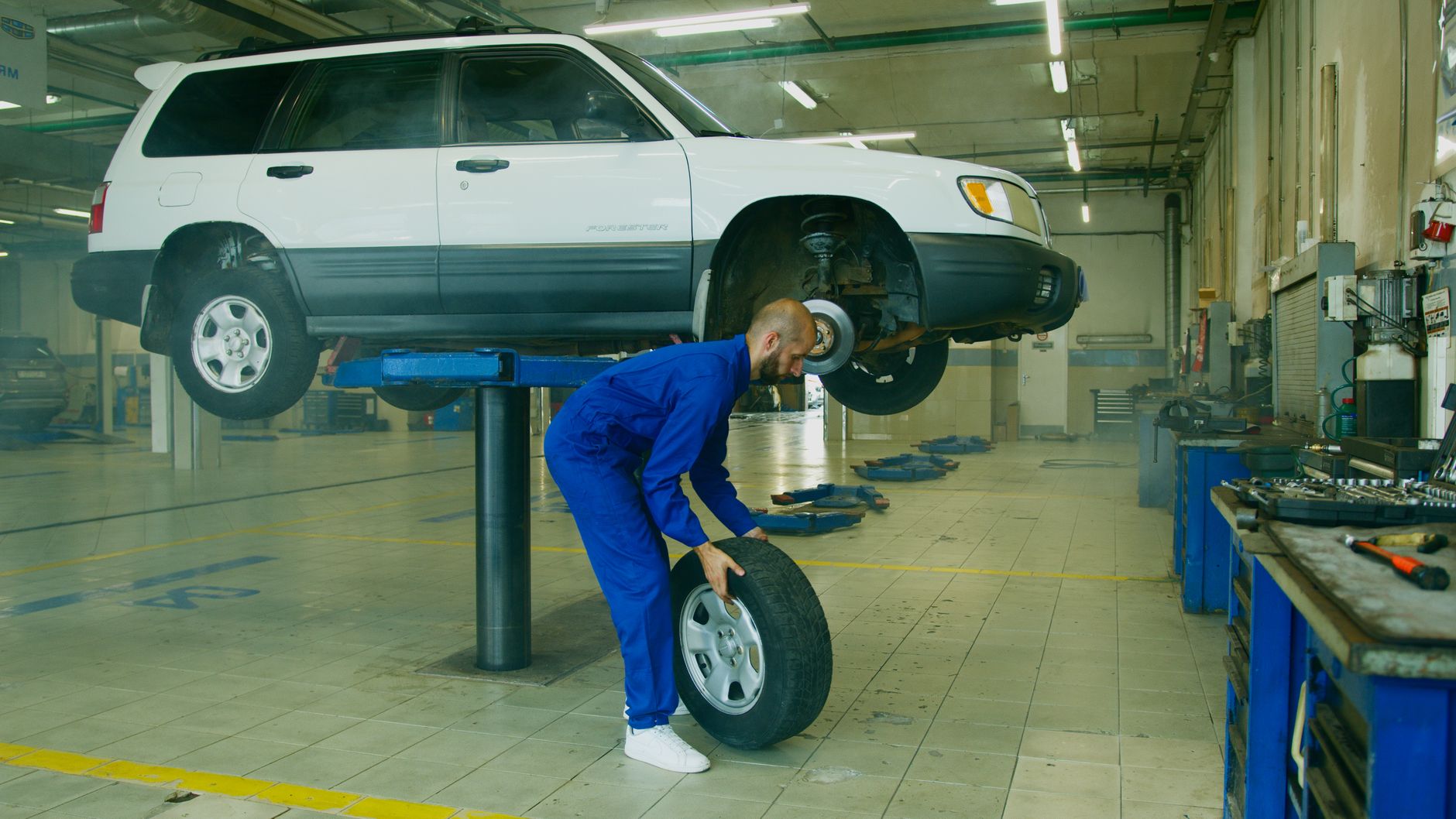 Mécanicien au travail dans un atelier auto