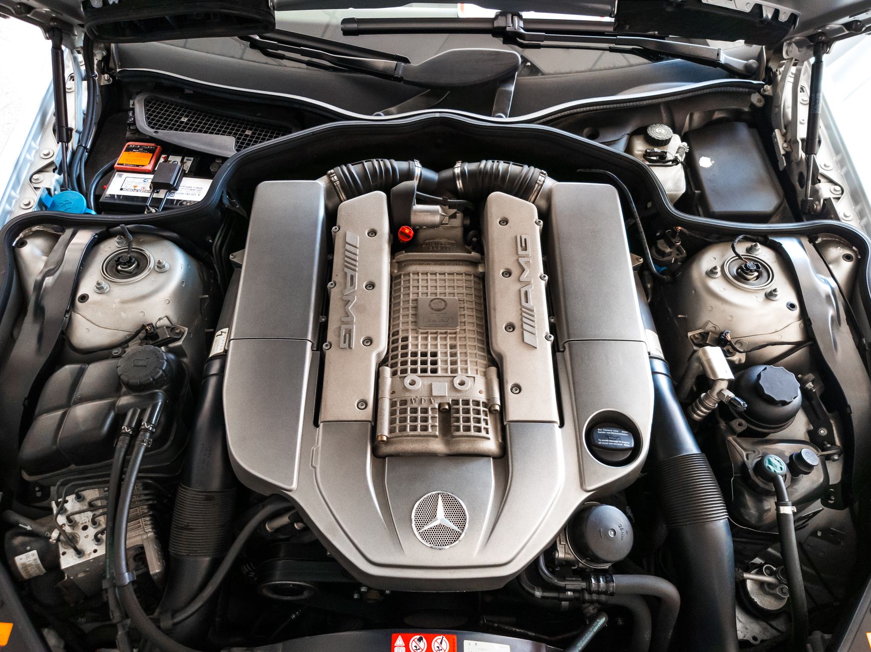 Moteur de voiture vu sous le capot