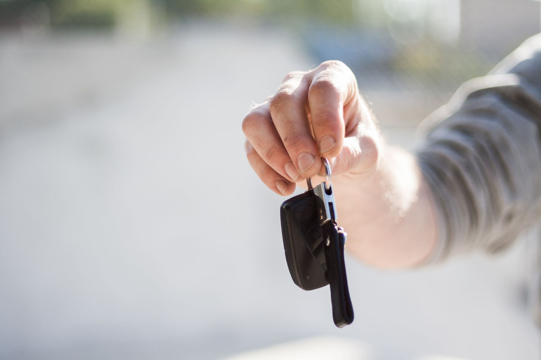 Main qui remet des clés de voiture