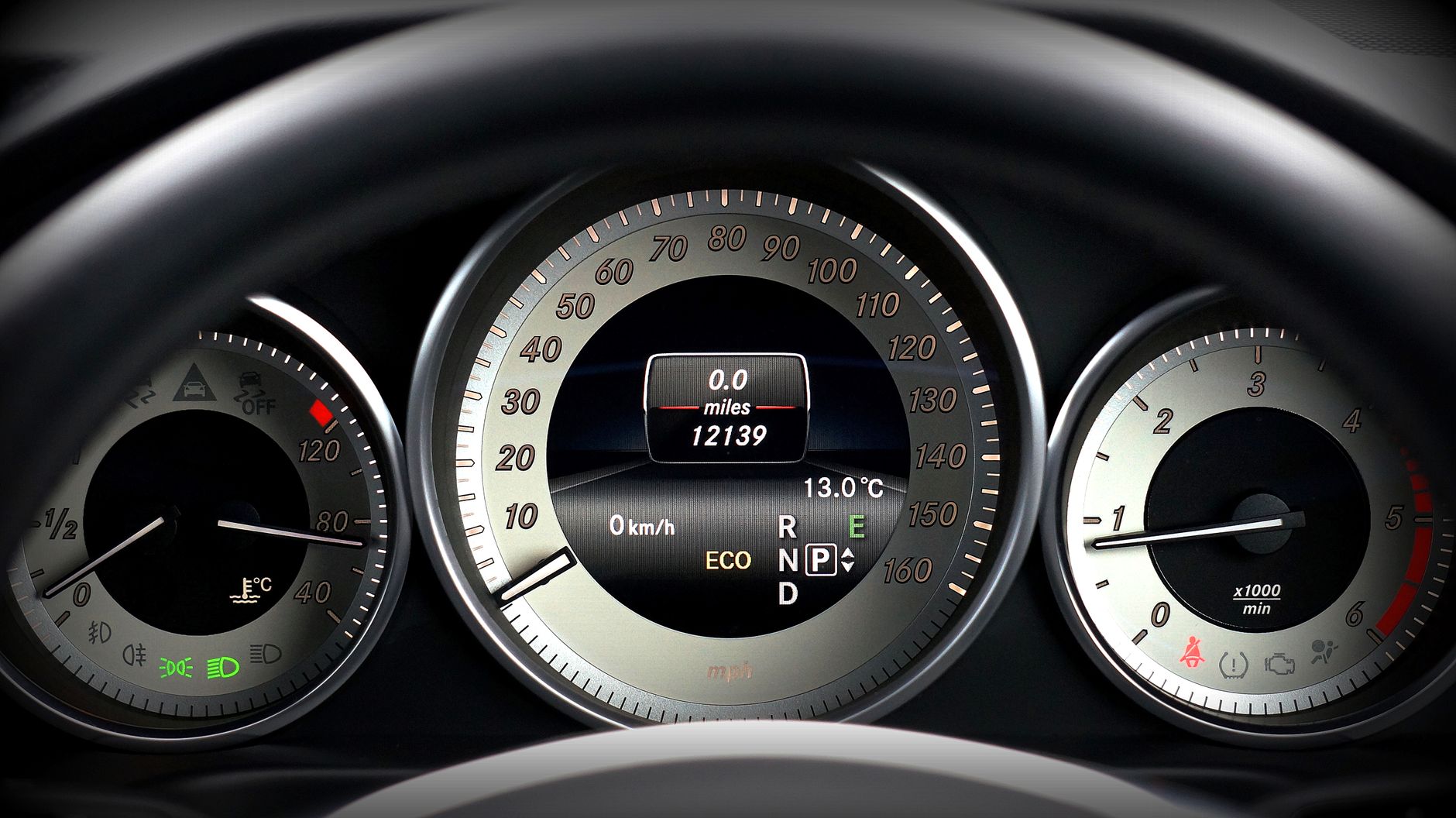 Tableau de bord d'une voiture hybride