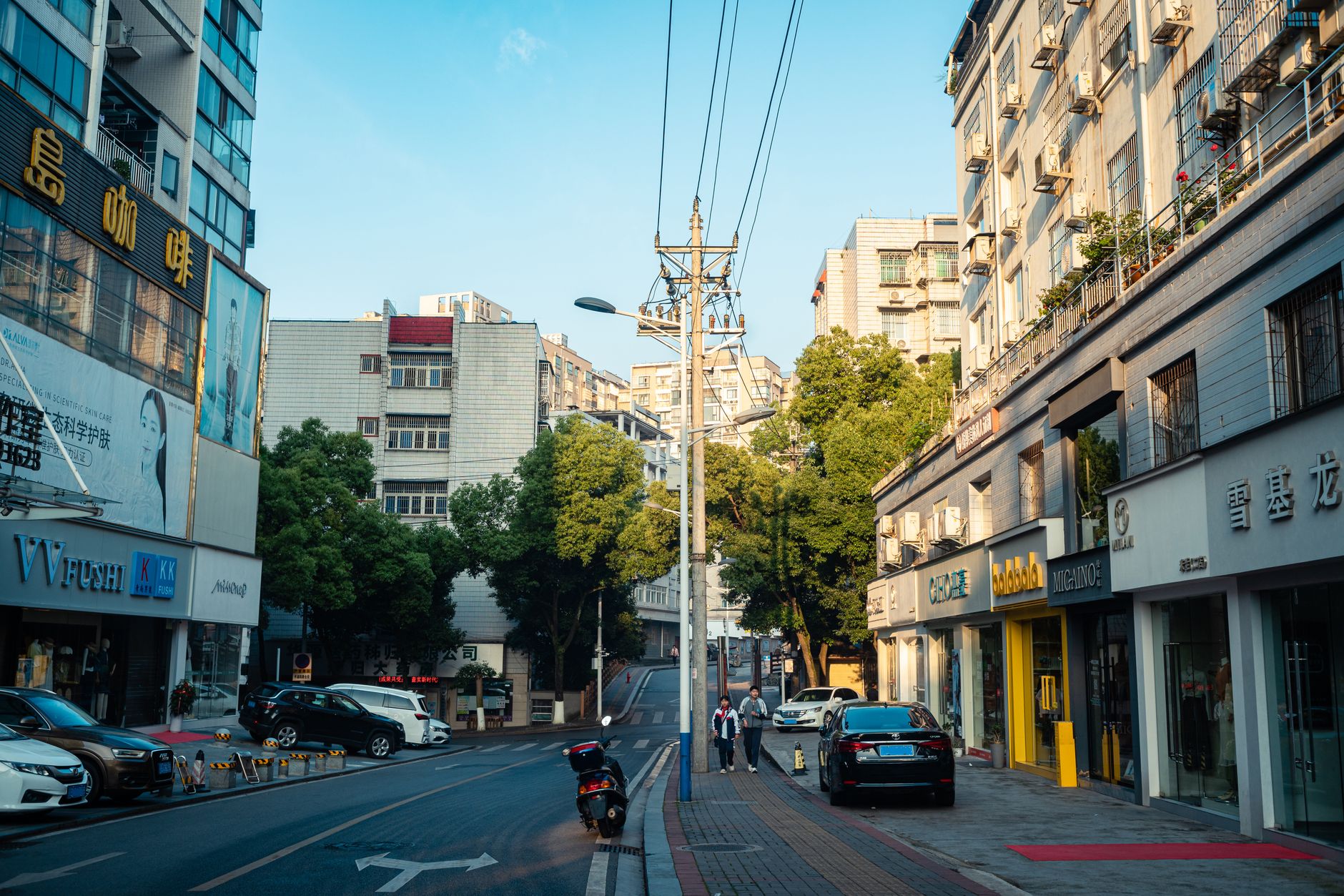 Rue calme avec voitures garées et piétons