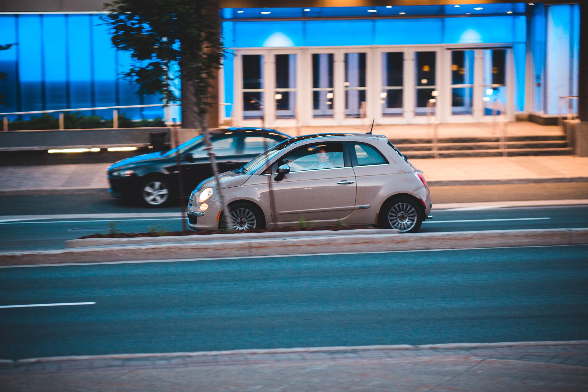 Citadine roulant dans une rue de ville