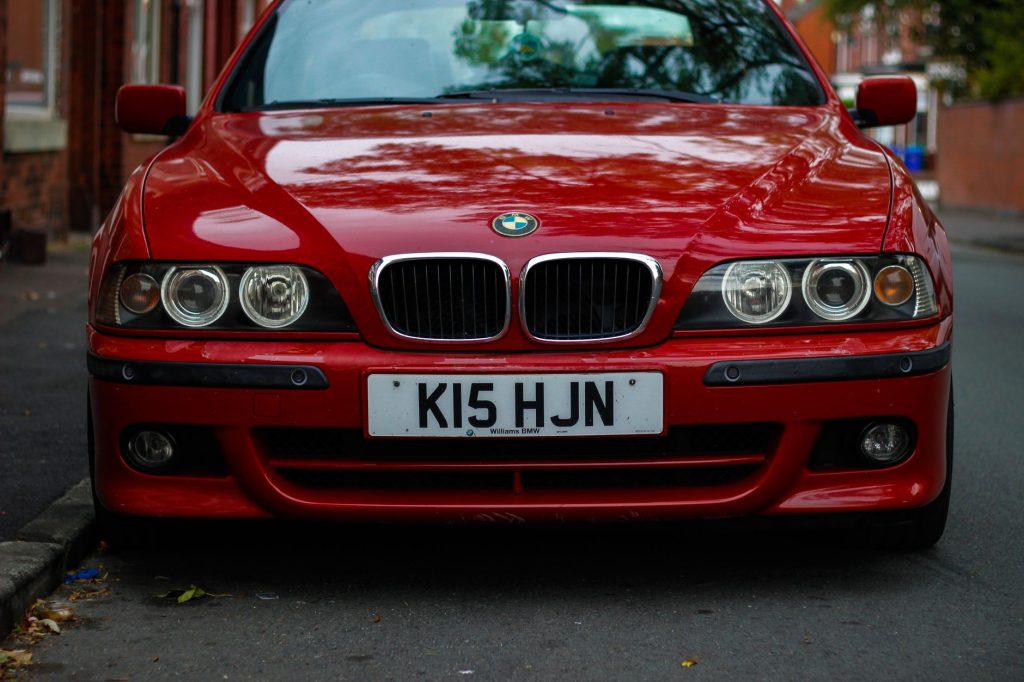 BMW rouge stationnée dans une rue